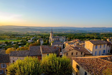 Fototapeta na wymiar Villege de Bonnieux, France, Provence, Luberon. Vue du haut. Coucher de soleil.