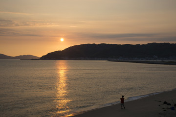 夕日の海の中道
