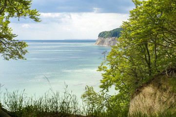 Die Kreidefelsen zwischen Sassnitz und Stubbenkammer am Kollicker Ufer.