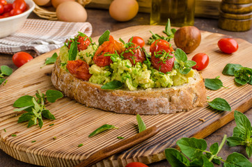 Avocado spread with tomatoes