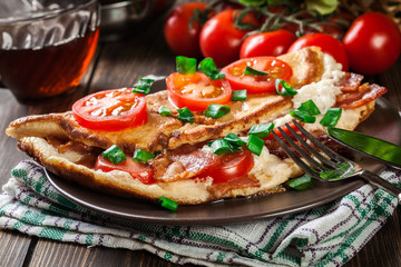 Omelette with bacon and tomatoes