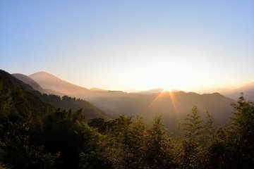 Obraz premium Beautiful sunrise with shining sun on a skyline in the Jianshi Township,Hsinchu,Taiwan.