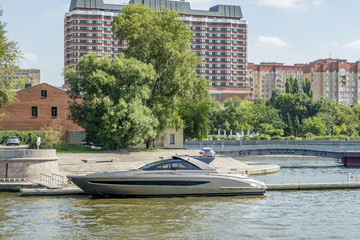 Obraz premium Motor boat docking in Moscow river