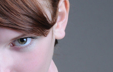 Obraz premium frau mit roten Haaren Clouseup grüne Augen mit Wimpern