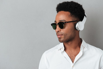 Fototapeta premium Close up portrait of a young african man in sunglasses