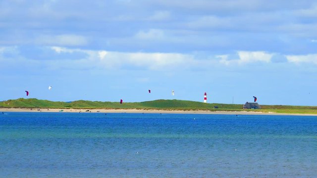 Sylt Nordsee Surfer vor Leuchtturm List - Ellenbogen K&ouml;nigshafen