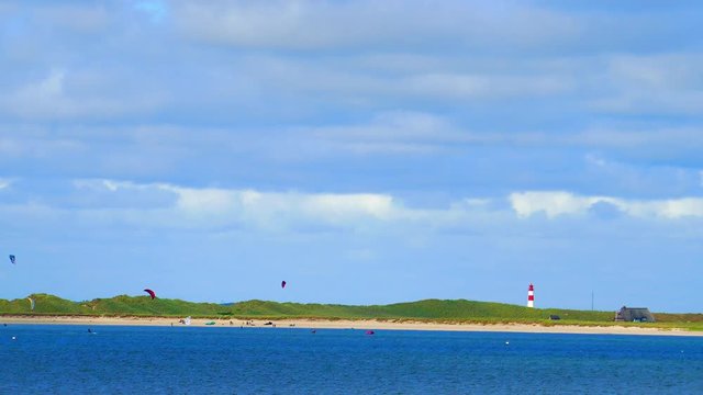 Sylt Nordsee Surfer vor Leuchtturm List - Ellenbogen K&ouml;nigshafen