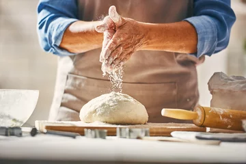 Photo sur Plexiglas Cuisinier Mains préparant la pâte