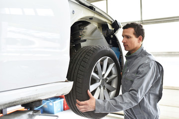 Reifenwechsel beim Auto in der Werkstatt // tire change at the car in the garage