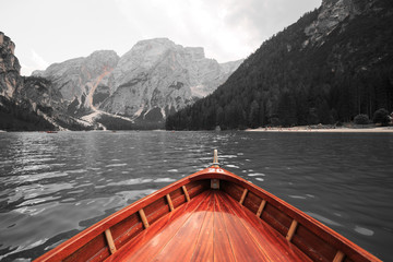 Fototapeta premium in barca sul lago di Braies