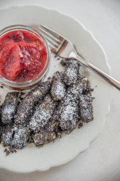 Mohnnudeln mit Zwetschgenr&ouml;ster