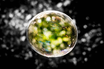 Seifenblase vor Schwarzweiß