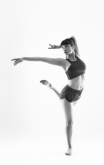 Fototapeta na wymiar dancer women en studio