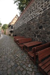 Typisch Neubrandenburg: Stadtmauer mit Wiekhaus (Ringstra&szlig;e ,Stadtseite)