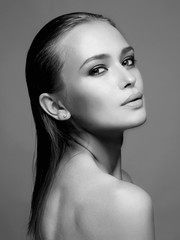 Naklejka premium sexy Piękna kobieta z mokrymi włosami