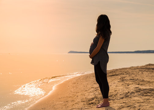 Schwangere Frau am Meer (8.Monat)