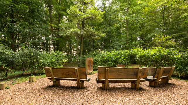 Altar und Holzb&auml;nke im Bestattungswald