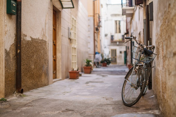 Fototapeta na wymiar retro bicycle in old town centre of Italy
