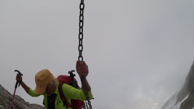 Arrampicare sulla via attrezzata in alta montagna