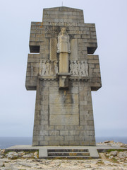Obraz premium Monumento a los soldados caídos en la II Guerra Mundial / Monument to fallen soldiers in World War II. Punta de Pen-hir. Bretaña. Francia