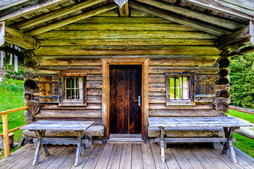 Fototapeta na wymiar old log cabin