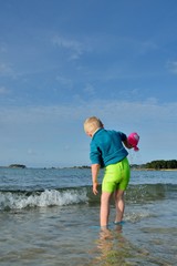 Petit garçon au bord de l'eau