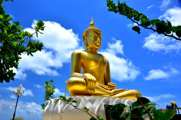Obraz premium Buddha near ware memorial Baaan Nam Khem Takua pa Thailand