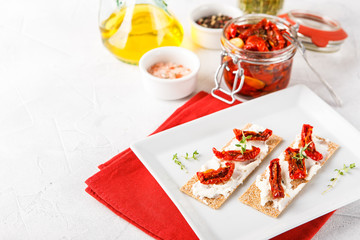 Crispbread with sun-dried tomatoes