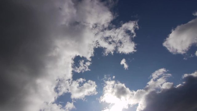 青空に架かる暗雲