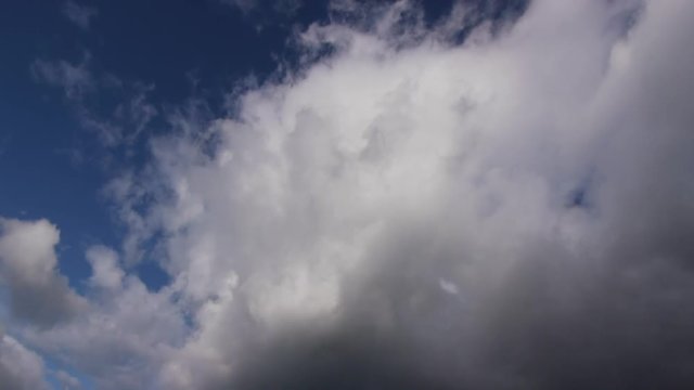 青空に架かる暗雲