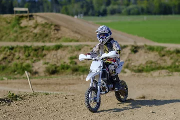 Gordijnen kindrijder die offroad op een motorcrossfiets rijdt © dejank1