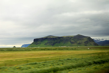 Fototapeta na wymiar Islande, volcan côtier près vik