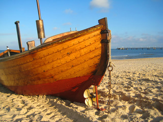 Holzboot am Strand der Ostsee