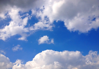 Weisse Wolken am blauen Himmel