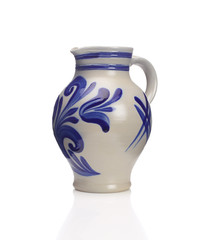 Äppler Bembel / Apfelwein Tonkrug isoliert auf weißem Hintergrund