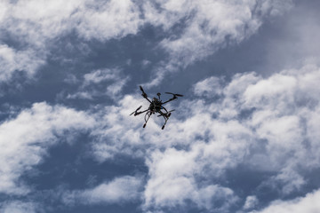 Fototapeta na wymiar Drone en cielo azul