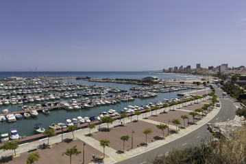 El Campello, puerto deportivo y playa (Alicante, España).