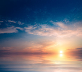 Obraz na płótnie Canvas Calm dawn at sea and sun.