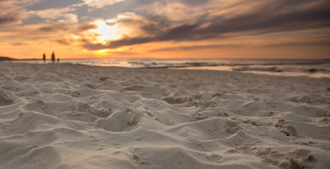 weitläufiger Strand mit dramatischen Wolken