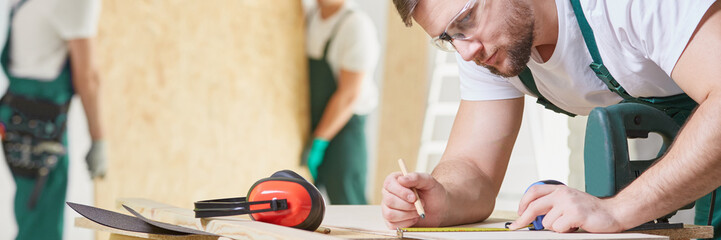 Woodcraft worker at work