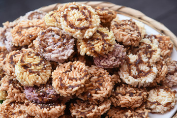 Thai dessert Khao Tan is a kind of natural snack, which is full of high food values. Its crispiness of sticky rice and sweetness from brown sugar give naturally delicious flavors.