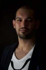 Entspannend auf dem Sofa mit Handy