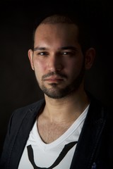 Entspannend auf dem Sofa mit Handy