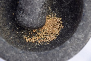 Mörser und Stößel aus schwarzem Marmor, schwarzem Granit