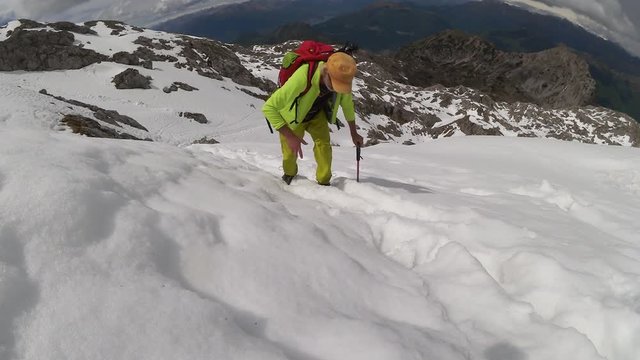 Salita sul versante innevato
