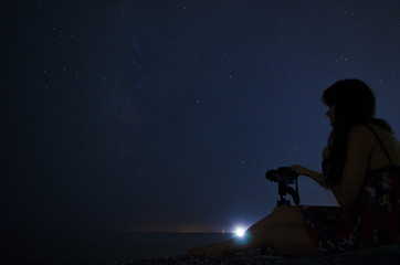 Ragazza fotografa volta celeste