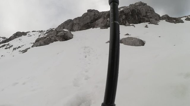 Scalata invernale in montagna