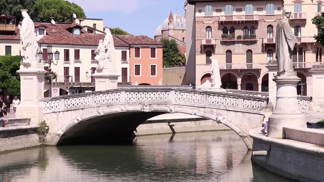 Padova - Prato della Valle e sullo sfondo la Basilica di Sant'Antonio