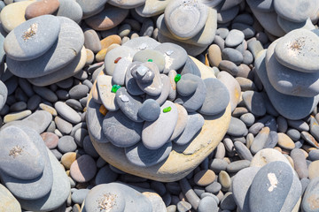 Фигуры из цветных камней на берегу моря день на солнце