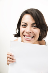 Naklejka premium Beautiful young woman holding a blank sheet of paper